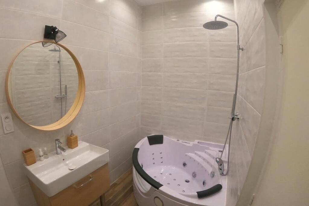 L'Escapade De Lyon, Charpennes, Jacuzzi Et Emplacement Ideal Villeurbanne Exterior photo